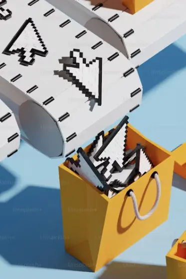 Illustration créative représentant un sac de courses jaune rempli de curseurs de souris, symbolisant les achats en ligne. Une main stylisée, composée de lignes pointillées noires et blanches, semble déverser les curseurs dans le sac, évoquant ainsi l&#39;action d&#39;ajouter des produits à un panier virtuel. Cette image métaphorique illustre parfaitement le concept de shopping en ligne, d&#39;e-commerce, et de consommation numérique. Idéale pour accompagner des articles ou des campagnes publicitaires sur les tendances du commerce électronique et l&#39;expérience d&#39;achat sur internet.